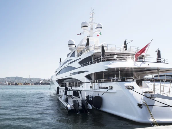 Lüks ve büyük yatı