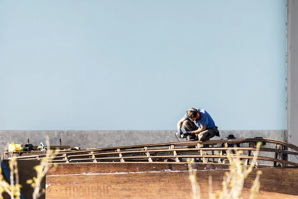 Artisan at work in the construction of boat — Stock Photo, Image