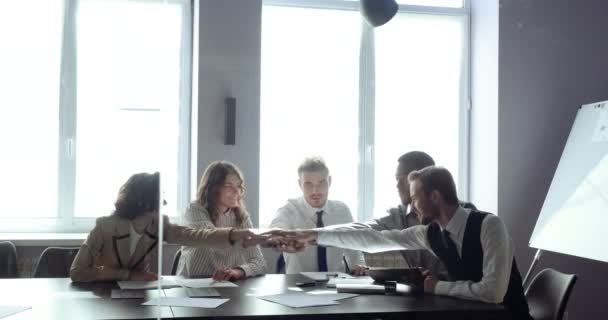 Büroangestellte Geschäftsleute falten die Hände im Kreis und feiern den Erfolg des neuen Projekts. Gruppensitzungen in Konferenzräumen, Arbeit im Büro, Teambildung, Coworking Space. — Stockvideo