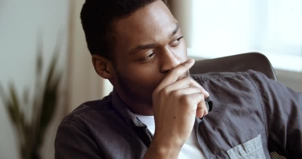 Retrato de pensativo pensativo sério afro-americano homem de negócios estudante sentar-se em casa escritório pensando em inspiração pesquisa problema solução ideias perdidas em pensamentos, conceito sonhando olhando para longe — Vídeo de Stock