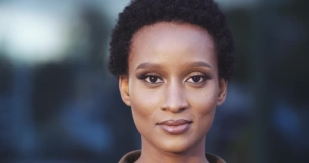 Foto principal de jovem estudante étnica americana com corte de cabelo curto penteado elegante, chicote curvilíneo, rosto africano feminino amigável com maquiagem perfeita olha para a câmera sinceramente, close up retrato — Vídeo de Stock