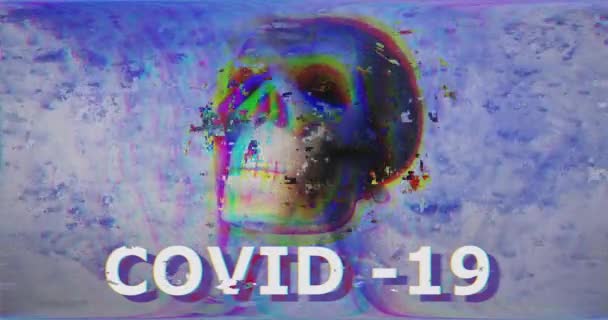 Flerfärgad inskription covid-19 med dålig pixel glitch art effekt. Skalle med abstrakta digitala effekter brusstörningar, trasig TV. Retro futurism gammal stil. Videosignalskada med virus korona — Stockvideo