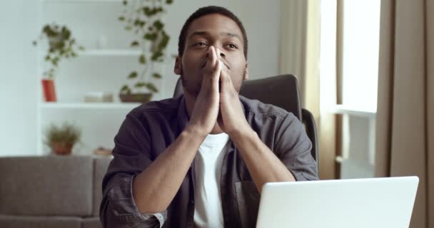 Portret van pensive man business analist freelancer auteur schrijver student zitten aan tafel thuis in de voorkant van de computer met gevouwen handen in de buurt kin denken over project van creatieve idee dromen — Stockvideo