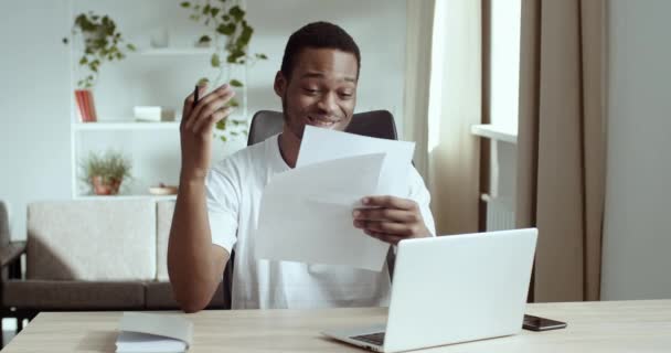 Tillfällig afrikansk kille student glad affärsman läsa dokument papper meddelande brev från bank eller högskola glädje vet goda nyheter får jobb erbjudande studiemedel finansiering, begreppet framgång och triumf — Stockvideo