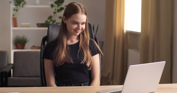 若い女の子のティーンエイジャーの肖像表を読む電子メールを使用してノートパソコンに座って幸せを感じる。学生は奨学金の確認を得た,ギャンブラーはオンライン宝くじの勝利にお金を獲得,偉大なニュース誠実な反応,成功 — ストック動画