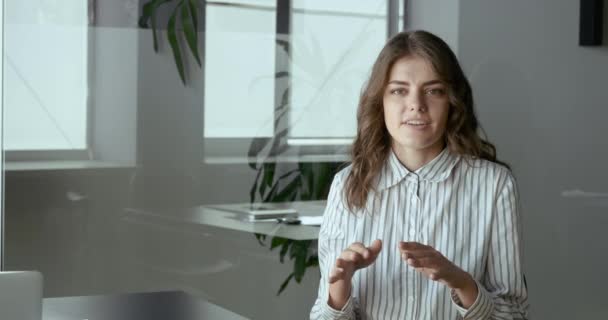 Jovem caucasiano mulher millennial fala ativamente gestos explica informações on-line treinador treinador professor especialista em negócios senhora conduz aula webinar conferência na rede remotamente do escritório — Vídeo de Stock