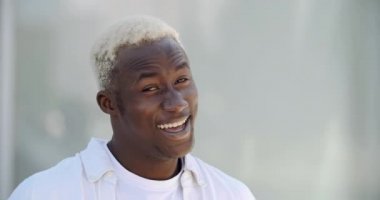 Şüphelenen duygusal Afrikalı genç adamın portresi üzüntüyü hisseder. Stres omuzlarını düşünceli bir şekilde silker. Belirsizlikten muzdarip.