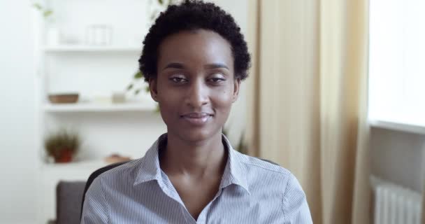 Портрет африканская деловая женщина американская милая студентка модель зубастый улыбаясь в домашнем офисе крытый, красивая женщина исполнительная наслаждаясь успешной карьерой глядя в камеру, счастливый черный женский газ — стоковое видео