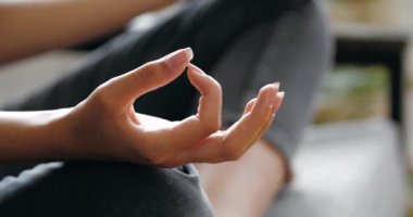 Normal kot giyen bir kadın, Lotus pozisyonunda kanepede oturur bacak bacak bacak üstüne atar, yoga yapar, asana çalışır, enerji kazanır, dinlenir, konsantre olur, zen harmoni konseptini kapatır.