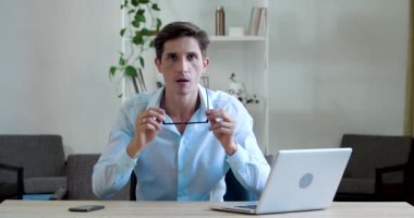 Şaşırmış iş adamı tembel ofis çalışanı mutlu yönetici masaya oturur, şok hisseder, ağzını şaşkınlıkla açar, iyi haberler alır, bilgiye inanır, erkek yüzünden siyah gözlükleri çıkarır.