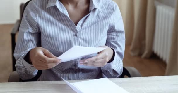 Retrato feliz mujer afroamericana ganadora chequear correspondencia sentirse feliz recibir leer buenas noticias en papel carta de correo electrónico factura emocionado sobre el impuesto de aprobación de préstamos bancarios sentarse en la mesa en la oficina en casa — Vídeos de Stock