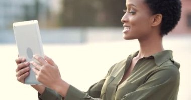 Afro-Amerikalı genç vlogger blog için selfie videosu çekiyor, bilgisayar tabletinin webcam 'ine gülümsüyor, çevrimiçi video konuşuyor, duygularını paylaşıyor, izleyicilerle ve arkadaşlarıyla dostça konuşuyor.