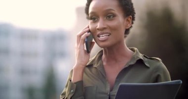Dostça gülümseyen Afro-Amerikan iş kadını caddede yürüyor, telefonla konuşuyor, mobil iletişim şirketi pazarlığı yapıyor. Karışık ırk kız öğrencileri çağrıya cevap verir, arkadaşlarıyla konuşur.