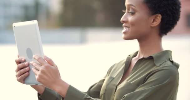 Afro American adolescent vlogger prend selfie vidéo pour blog, debout sur la rue souriant à webcam de tablette informatique, parle vidéo en ligne, partage des émotions, parle amical avec les téléspectateurs, amis en ligne — Video