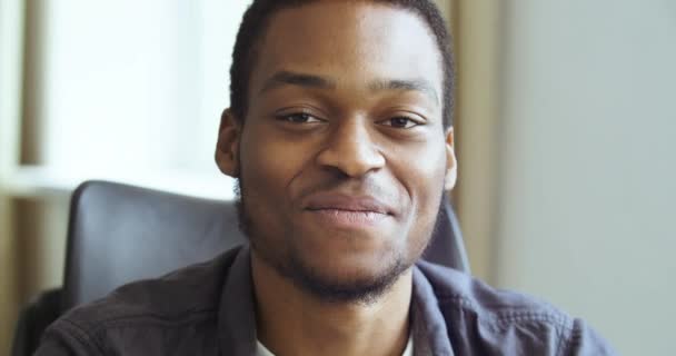 Retrato de cara afro-americano estudante de negócios engraçado fingindo ser surpreendido gritos chocados gritando de medo abre a boca em espanto sorrindo risos de dentes gosta de olhar para câmera close-up — Vídeo de Stock