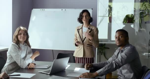 Arap iş kadını genç kız patron uzman öğretmen konferansta iki yabancı çok ırklı ortak istilacısı önünde konuşuyor dijital kart uzaktan kumandası projesini sunuyor — Stok video