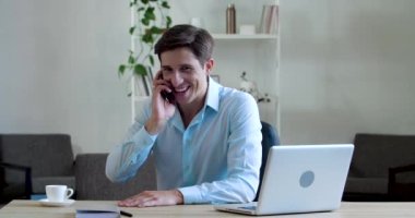 Mutlu şaşkın mutlu iş adamı telefonda konuşuyor, iyi haberler dinliyor, keyifli hissediyor. Heyecanlı erkek kazanan cep telefonu ağındaki başarısını kutluyor ofis masasında oturuyor, zafer zaferi konsepti