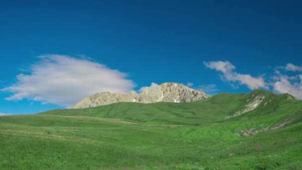 Красивая гора Оштен под ясным голубым небом в солнечную погоду весной, снятая с травы спуска. Живописное место Северного Кавказа - плато Лаго-Наки. Природа Адыгеи. — стоковое видео