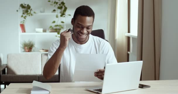 Headshot attrayant afro américain gars lire des nouvelles positives dans la lettre se sent heureux de célébrer victoire de succès dit oui. Homme noir a admission à l'université, stage à l'étranger invitation, a été embauché emploi de rêve — Video