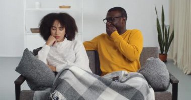 Afrikalı mutlu koca, evde dinlenen televizyon izlerken komedi filmiyle gülüyor. Canı sıkkın, canı sıkkın bir eş, siyah kadın kıvırcık kız, genç ailede yanlış anlaşılma, farklı zevkler ve alışkanlıklar. 