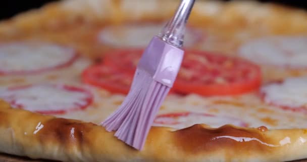 Крупный план вкусной аппетитной пиццы Маргарита paperoni с красными помидорами и кетчупом соус, пекарь шеф-повар щеткой края блюда с кисточкой, что делает хрустящей, фаст-фуд и пиццерии концепции — стоковое видео