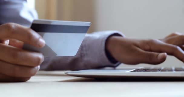 Vrouwelijke handen in het bezit van plastic credit card typen op laptop op computer toetsenbord waardoor online aankoop consument kopen van goederen op internet bestellen levering komt bankrekening sleutel, e-commerce concept — Stockvideo