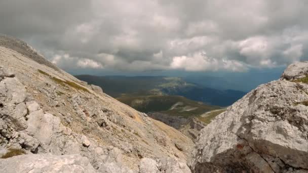 Вид с воздуха на удивительную горную долину под большими движущимися облаками летом. Природа Кавказских заснеженных гор и долин на фоне пейзажа, Адыгея, Россия. Путешествие в красивые места — стоковое видео