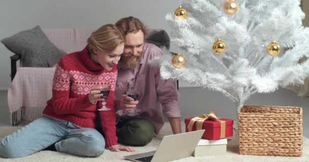 Nyår 2021 under karantänen av coronavirus, par fira jul tillsammans dricka vin prata med familj föräldrar vänner på distans hemifrån talar till bärbar webbkamera videochatt konferens — Stockvideo