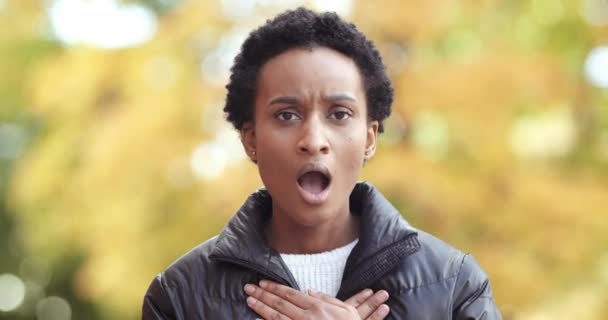 Triste sombre peau femme noire regarde avec expression suppliante demande de lui pardonner pour faire erreur s'excuse plis ses mains dans la supplication debout isolé à l'extérieur dit désolé. Concept de pardon — Video