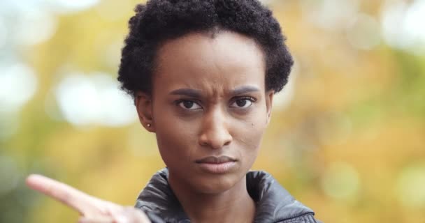 Afro amerikai lány bosszús nő elutasítóan rázza ujját mutató tilalom szimbólum, hogy egyet nem értés korlátozó gesztus nemet mond, kifejezi negatív hozzáállás, elutasítás elégedetlenség koncepció — Stock videók