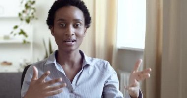 Web kamerası görüntüsü: Siyahi iş kadını Afro-Amerikalı bayan öğrenci online ders veriyor. Bilgi sunuyor. Proje sunuyor, el hareketleri, video sohbet yoluyla uzaktan iletişim.