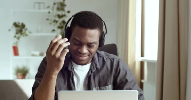 Afro american manajer pria di headphone duduk di meja berbicara jarak jauh dengan klien menjawab panggilan konsultasi online merasa stres mengalami marah, tidak menyenangkan negatif konsep percakapan yang sulit — Stok Video
