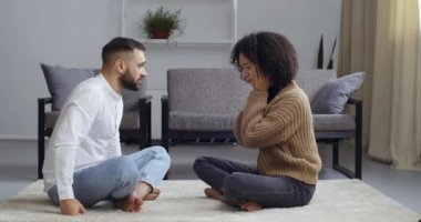 Çok ırklı genç bir çift kanepenin yanında oturuyor. Kıvırcık kadın karısı ve Kafkasyalı koca kavga ediyor. Öfkeli bir şekilde bağırıyorlar.