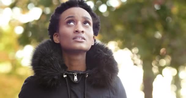 Африканська американська дівчина чорна жінка змішана раса етнічна пані мандрівниця загублена тільки в місті шукаючи правильний спосіб кружляти навколо друга відчувається сумнівом, непевність концепції — стокове відео