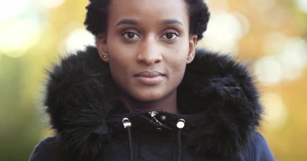Portrét klidné Afroameričanky pózující před kamerou, která vypadá sebevědomě. Vážná smíšená rasa zahraniční studentka stojící osamoceně venku, zamyšlený výraz ženské tváře — Stock video