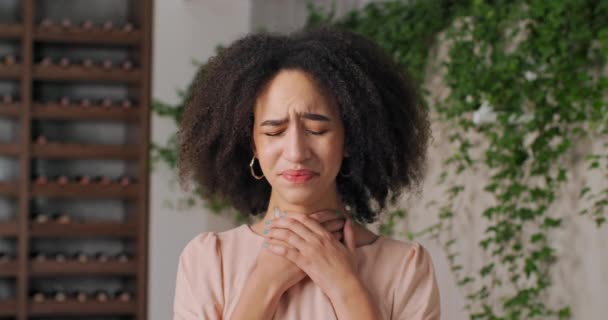 Muchacha retrato de cerca adolescente bronceada mujer de piel oscura con rizado afro peinado tos sosteniendo su garganta siente dolor síntomas malos sufre de enfermedad de la gripe coronavirus, infección respiratoria — Vídeos de Stock