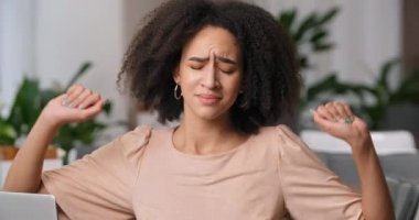 Yakın plan Afro-Amerikan kıvırcık kadın masaya oturur ağzını açar kollarını uzatır uyku yorgunluğu hisseder kamera karşısında uykusuzluk stresinden muzdariptir.