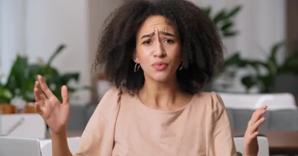 Portret van boze ontevreden beledigde vrouw afro-amerikaanse schreeuwen argumenteert zwaaiende handen maakt geen gebaar verbod teken afwijzing onenigheid, woede uitdrukking op vrouwelijk gezicht, discriminatie concept — Stockvideo