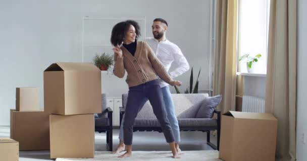 Persone divertenti due persone marito e moglie fidanzato e fidanzata afro americano ragazza e caucasico ragazzo uomo indossa abiti casual danza rendendo corpo onda piegatura in diversi lati celebrando mossa — Video Stock