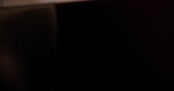 Innenansicht Afroamerikanerin junge ethnische Mädchen mit Kurzhaarfrisur zieht Neujahrsgeschenk aus Schachtel erhält Papppaket vom Kurier mit Geburtstagsgeschenk Nahaufnahme von unten — Stockvideo