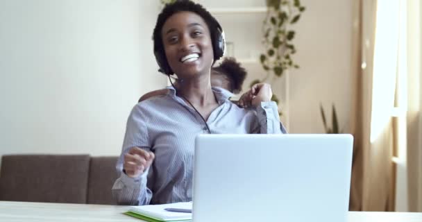 Étudiante en affaires dans casque casque microphone parle avec les clients collègues travaillant à distance petite fille mignonne enfant courir interfère avec maman distrait mère avoir du plaisir au bureau à la maison — Video