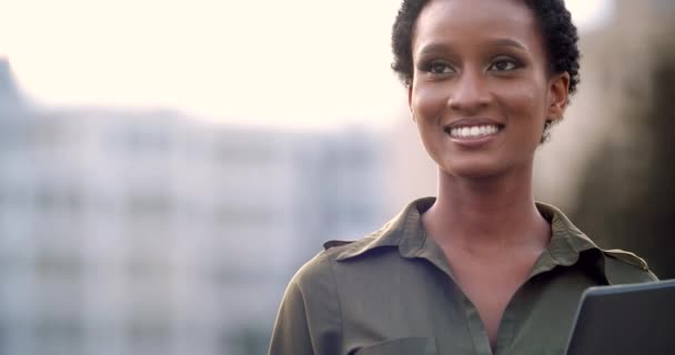 Portrait of smiling attractive interracial woman in green shirt blouse, standing on street, holding folder with documents papers in hands, looking away. Satisfied lady lawyer resting outdoors on break — Stok video