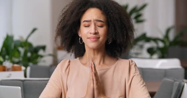 Πορτρέτο του χαριτωμένο ηρεμία σγουρά κορίτσι afro αμερικανική γυναίκα διπλώνει τα χέρια της μπροστά από αγγίζει παλάμες της η μία στην άλλη προσεύχεται ο Θεός κάνει όνειρα ευχή ευχαριστώ ζητά συγχώρεση, θηλυκό πρόσωπο close-up — Αρχείο Βίντεο