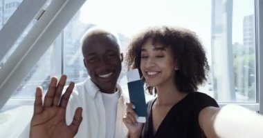 Web kameralı etnik çift, kıvırcık saçlı Afro-Amerikan kız, elinde biletleri ve pasaportları olan ve arka planda yeni bir şehir, seyahat konsepti gösteren siyahi bir ailenin görüntüsü.