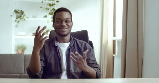 Webcam view Afro-americano estudante homem de negócios professor acenando com a mão olhando para a câmera falando gestos com as mãos ensinando remotamente consultoria em vídeo chat fazendo vídeo online para blog — Vídeo de Stock