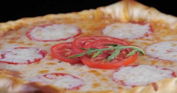 На думку шеф - кухарів, дуже смачна піца margarita paperoni, рецепт італієвої їжі, що обертається на дошці запечених товарів з помідорами сиром і спеціями. — стокове відео