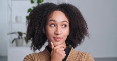 Düşünceli, fingirdek, Afro-Amerikalı, etnik kadın, çenesine dokunup fikirlerini düşünen, duygusal, yakın plan yapan, yakın plan yapan kadın portresi, geçmişteki hayalleri hatırlatıyor.