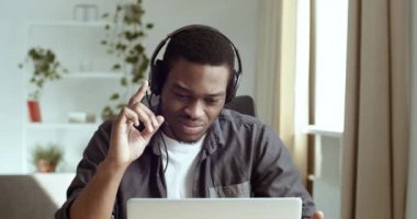 Afro-Amerikan öğretmen programcısı, kulaklık uzmanı, video iletişimi aracılığıyla konuşuyor. Öğrencilerle, iş arkadaşlarıyla uzaktan görüşme yapılıyor.
