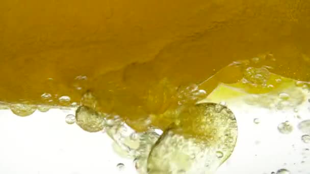 Las bombillas de aire de burbujas flotan en líquidos creando patrones, texturas y fondos elegantes. Toma en cámara lenta de Líquido de Aceite de Verter. Vitamina E. Aceite amarillo girasol se mezcla con agua, no disolver. — Vídeo de stock