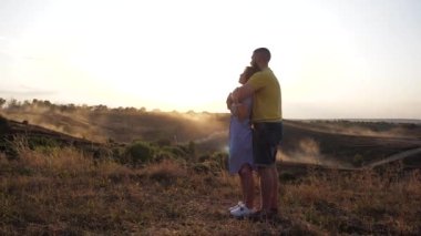 Sıcak bir sonbahar gününde, dikenlerin arasında bir tarlada iki genç insanın romantik randevusu. Sakallı bir adam, güneşli bahar güneşinin altında terk edilmiş bir çayırda sevgili kızına sarılıyor..